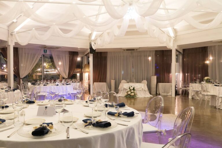Sala interna addobbata per matrimonio nel ristorante Specchia a Polignano a mare