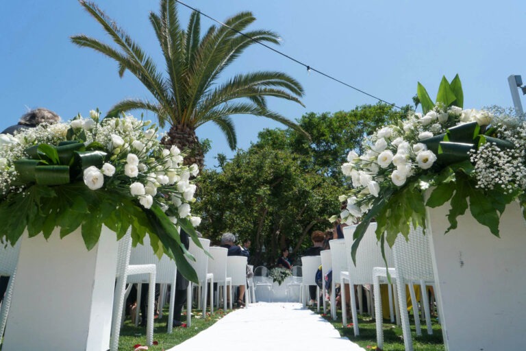 Celebrazione matrimonio sotto il carrubo nel giardino di Specchia Sant'Oronzo a Polignano a mare