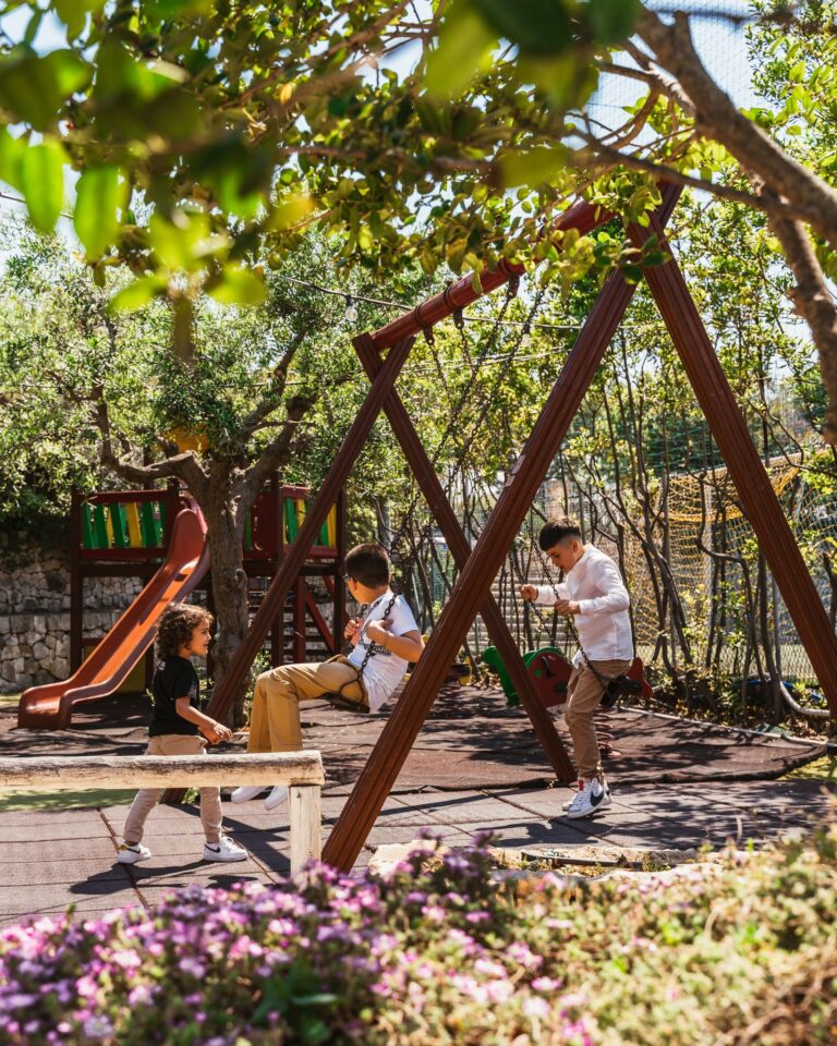 Area giochi per bambini sulla terrazza esterna del ristorante